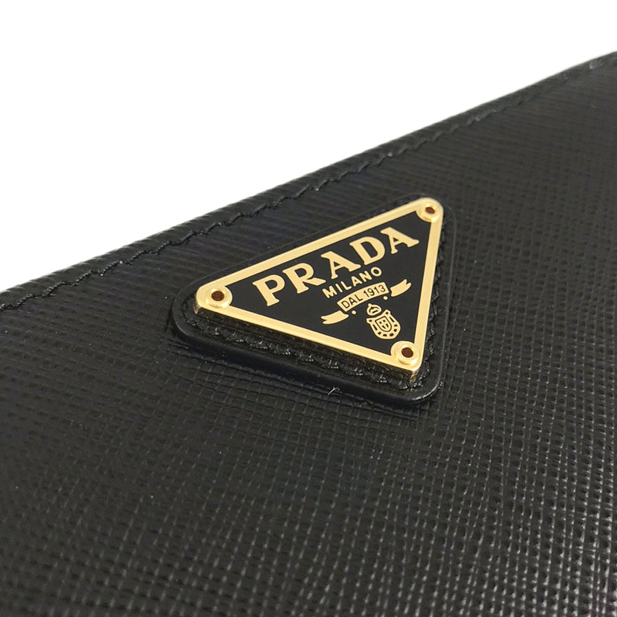 prada saffiano triang