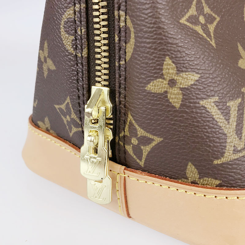 men wearing crossbody bags