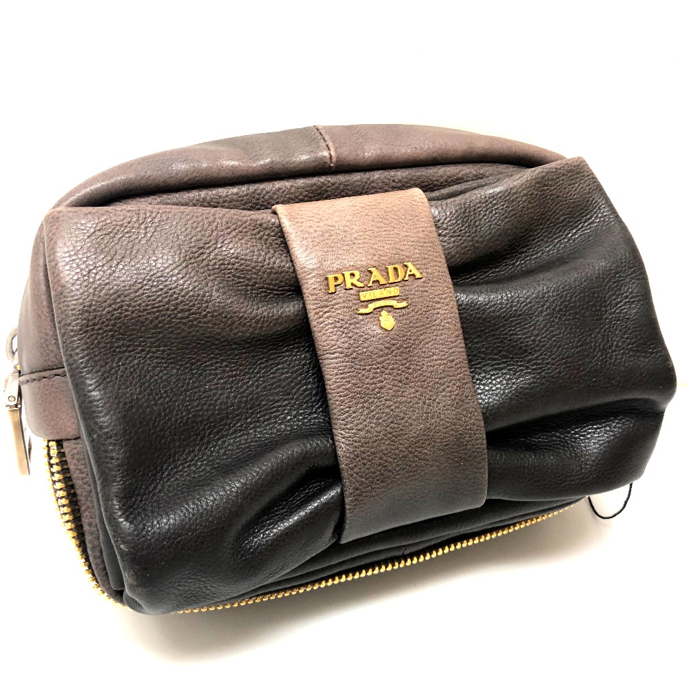 Prada プラダ 小物入れ メイクポーチ 化粧ポーチ リボンモチーフ ポーチ レザー ダークグレー系 レディース ー ブラモ 欲しいブランド品がすぐ見つかる ネット通販サイト