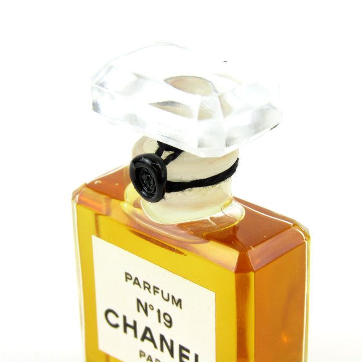 CHANEL NO19 オードパルファム ファッションキーホルダー ミニ香水 CHANEL NO19 オードパルファム ファッションキーホルダー ミニ香水