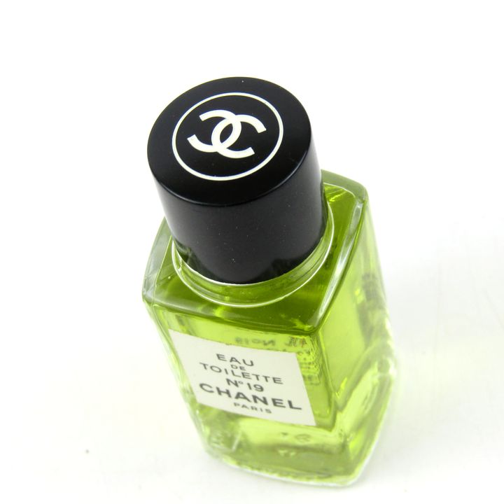 シャネル No19 オードトワレ EDT ほぼ未使用 香水 フレグランス 箱キズ