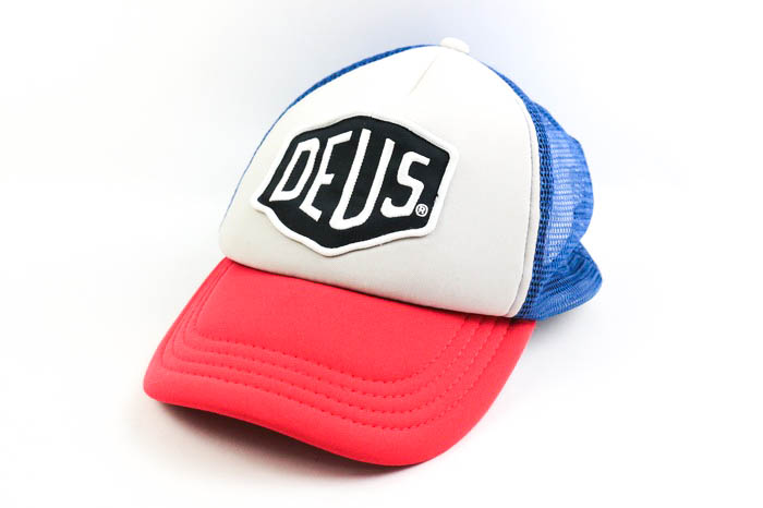 デウス エクスマキナ キャップ ロゴ メッシュ 帽子 ブランド メンズ ホワイト/レッド DEUS 【中古】｜DEUS｜店舗買取｜帽子＞キャップ｜USEDのアパレル通販サイト  - SMASELL（スマセル）