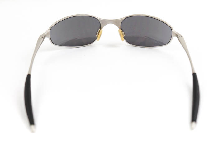 オークリー サングラス メタル フレーム ブランド アイウェア メンズ シルバー OAKLEY 【中古】｜OAKLEY｜店舗買取｜ファッション雑貨＞ サングラス｜USEDのアパレル通販サイト - SMASELL（スマセル）