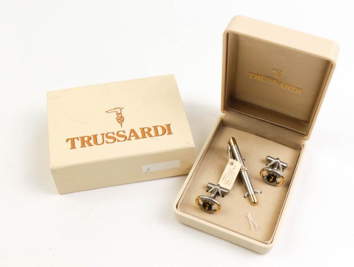 トラサルディ タイピン/カフス 2点セット 未使用 アクセサリー ブランド まとめて 箱ダメージ有 メンズ シルバー TRUSSARDI  【中古】｜TRUSSARDI｜店舗買取｜フォーマルスーツ/小物＞ネクタイピン｜USEDのアパレル通販サイト - SMASELL（スマセル）