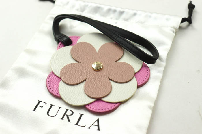 フルラ キーホルダー フラワーモチーフ ストラップ ブランド 小物 レディース ピンク×ホワイト×ブラウン Furla 【中古】｜Furla｜店舗買取｜財布/小物＞キーホルダー｜USEDのアパレル通販サイト  - SMASELL（スマセル）