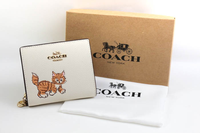 コーチ 二つ折り財布 未使用 ダンシング キトゥン 小銭入れあり ウォレット ブランド レディース アイボリー COACH 【中古】｜COACH ｜店舗買取｜財布/小物＞財布｜USEDのアパレル通販サイト - SMASELL（スマセル）