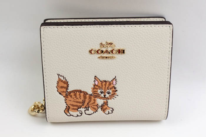 コーチ 二つ折り財布 未使用 ダンシング キトゥン 小銭入れあり ウォレット ブランド レディース アイボリー COACH 【中古】｜COACH ｜店舗買取｜財布/小物＞財布｜USEDのアパレル通販サイト - SMASELL（スマセル）