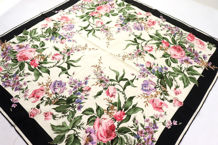 Yves Saint Laurent ペイズリー柄シルクスカーフ 124㎝ ペイズリー柄