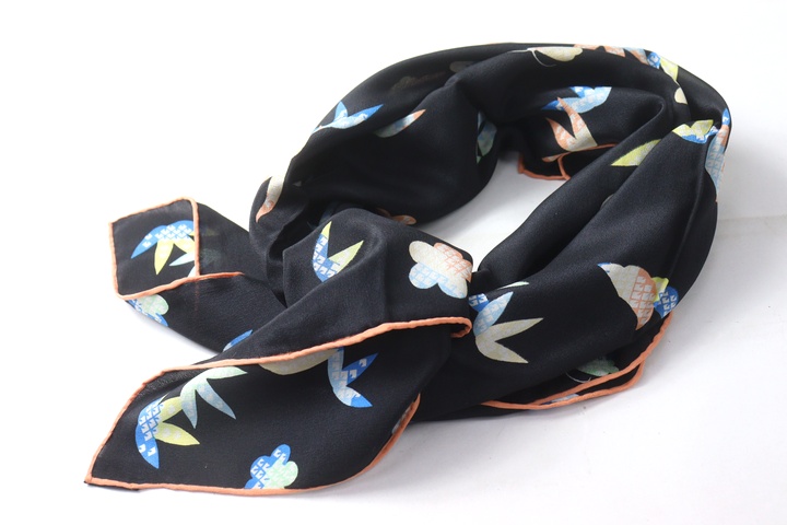 値下げしました。美品格安 YUKI TORII 緑色ジャケット及びインナ ー YUKI TORII ユキトリイのブラックフォーマル セットアップ 7号