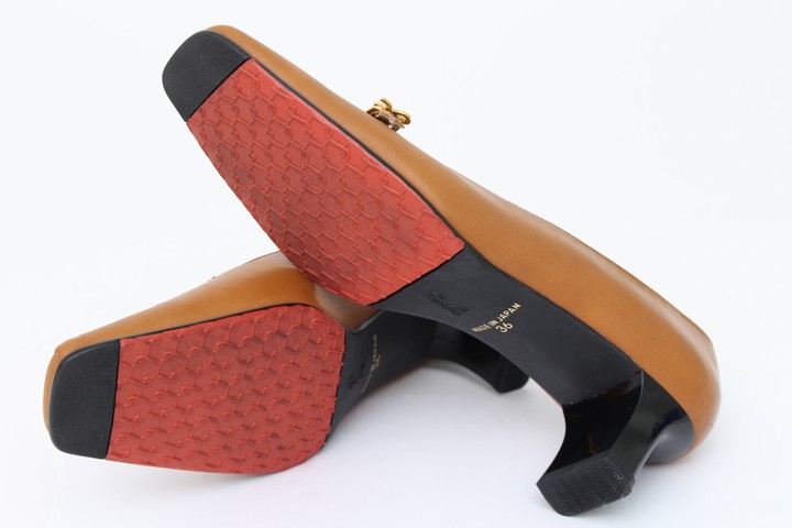 ロベルタ・ディ・カメリーノ スクエアトゥパンプス ベルト飾り 靴