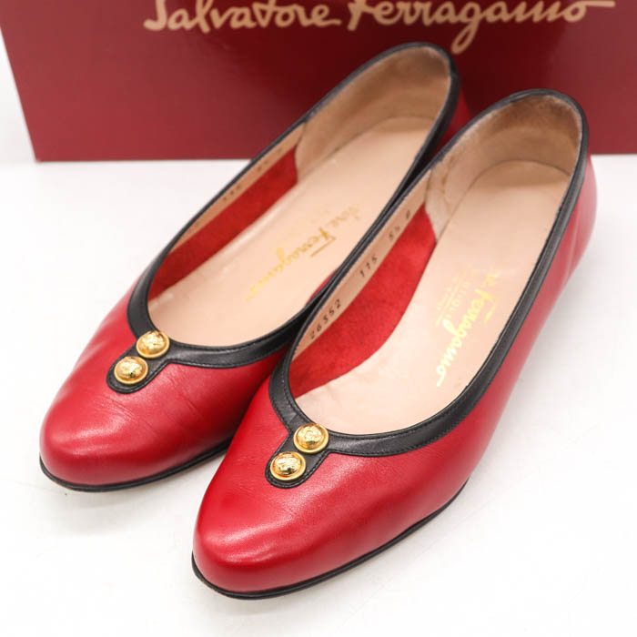 フェラガモ レッドシューズ