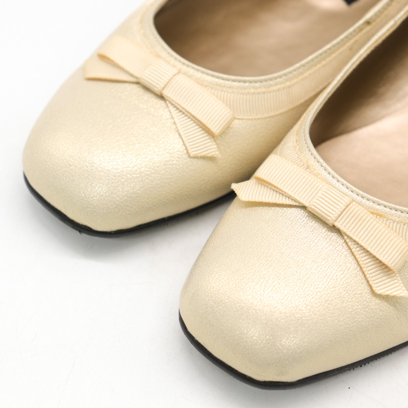【未使用MIHAMA 】ベージュ スクエアトゥ パンプス 未使用MIHAMA 】ベージュ スクエアトゥ パンプス