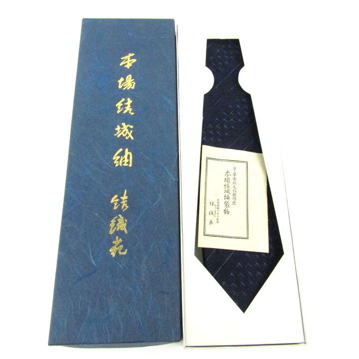 結城苑 本場結城紬 ネクタイ 未使用 ストライプ柄 つむぎ会館 メンズ ネイビー necktie  【中古】｜necktie｜店舗買取｜フォーマルスーツ/小物＞ネクタイ｜USEDのアパレル通販サイト - SMASELL（スマセル）