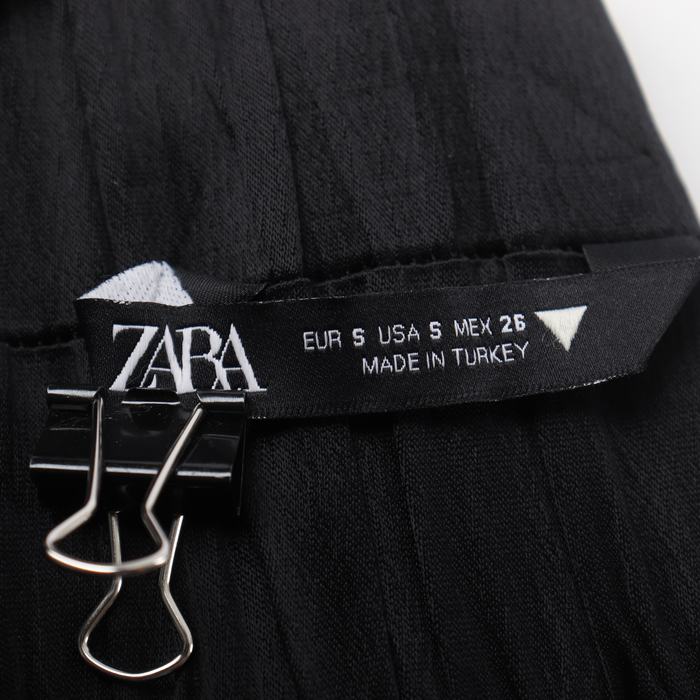 ザラ キャミソール チューブトップ ビスチェ クロップド丈 トップス レディース USA Sサイズ ブラック系 ZARA 【中古】｜ZARA｜店舗買取｜トップス＞キャミソール｜USEDのアパレル通販サイト  - SMASELL（スマセル）