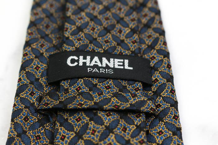 シャネル ブランド ネクタイ シルク 小紋柄 総柄 伊製生地 高級 PO メンズ ネイビー CHANEL 【中古】｜CHANEL ｜店舗買取｜フォーマルスーツ/小物＞ネクタイ｜USEDのアパレル通販サイト - SMASELL（スマセル）