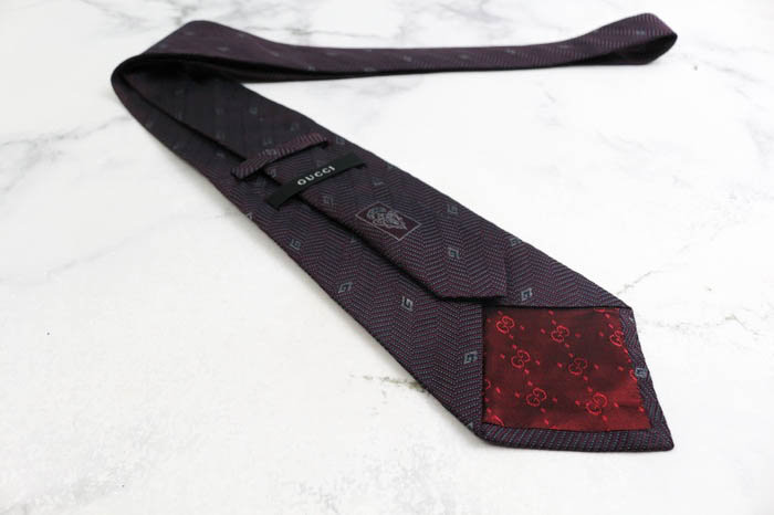 【Gucci】美品 グッチ ITALY イタリア製Gロゴ総柄　ブラック　ブラウン　ホワイト ネクタイ USED オールド ブランド シルク GUCCI グッチ GG柄 総柄 シルク100％ ネクタイ ブラック ブラック系