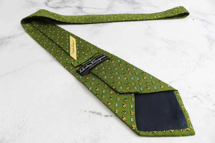 人気，本物保証 Salvatore Ferragamo イタリア製シルク混セーター sizeS