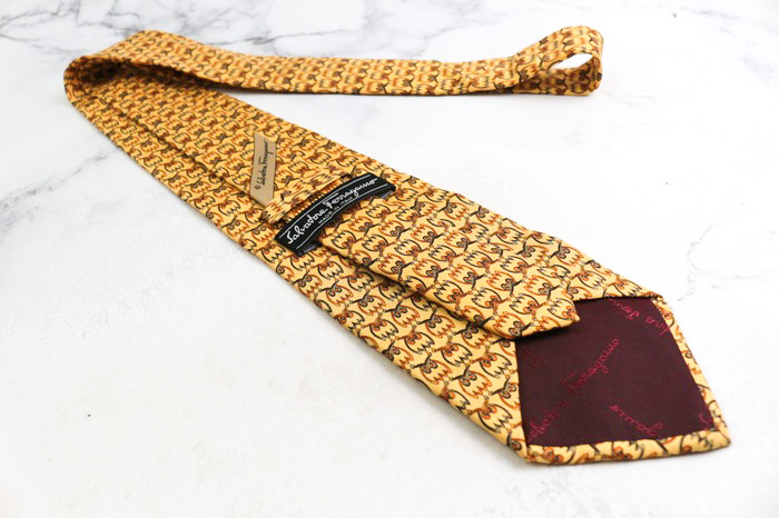 【フクロウ柄・新品タグ付き】サルヴァトーレフェラガモ　ネクタイ　総柄 フクロウ柄・新品タグ付き】サルヴァトーレフェラガモ ネクタイ 総柄