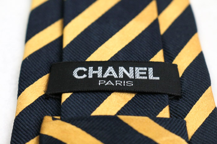 CHANEL 銀座店限定　黒ネクタイ CHANEL』シャネル ストライプ柄 シルクネクタイ