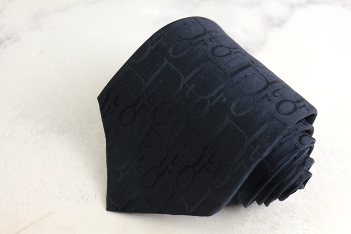 美品 Christian Dior トロッターロゴ ソリッド ネクタイ ブラック 美品 Christian Dior トロッターロゴ ソリッド ネクタイ ブラック 美品