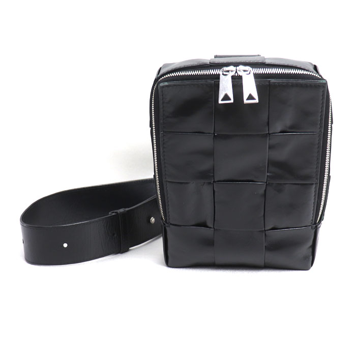 BOTTEGAVENETA ボッテガヴェネタ マキシイントレチャート カセットスリングバッグ ボディバッグ ブラック 701366 YCQ72 8803 メンズ【中古】【美品】